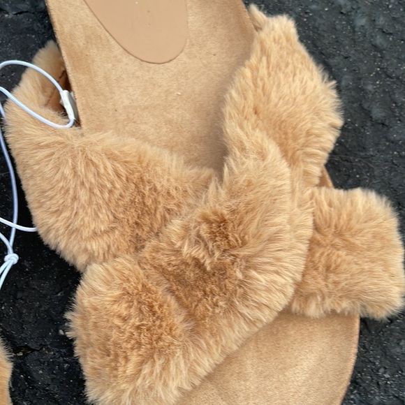 Women's Bella  Fur Crossband Footbed Cozy Sandal - Picture 7 of 8